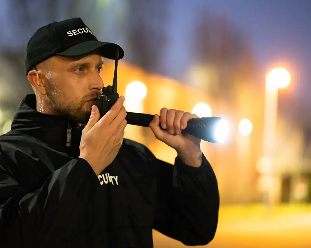 Agent de sécurité avec talkie-walkie et lampe torche