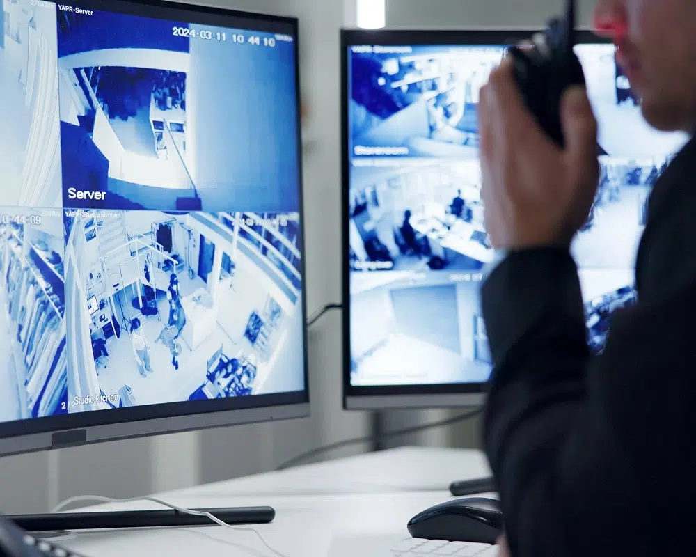 Surveillance vidéo en temps réel sur moniteurs.
