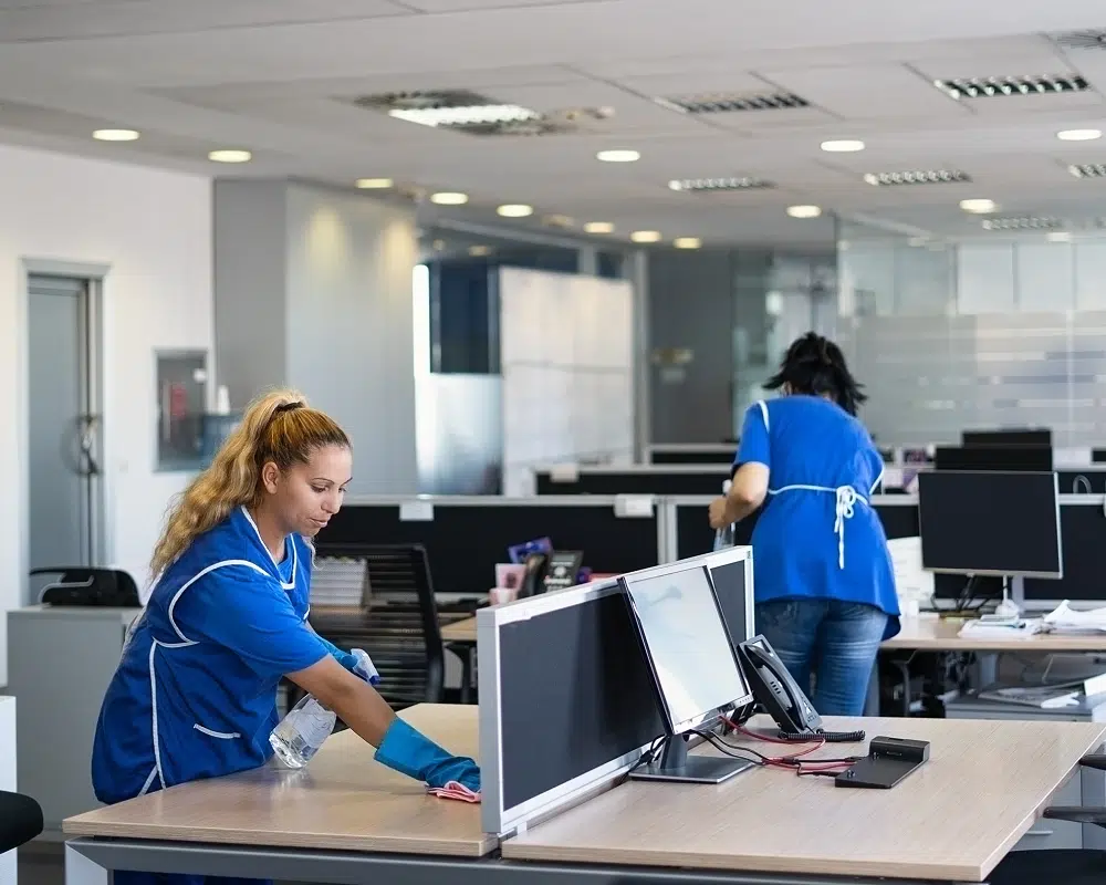 Nettoyage de bureau efficace | ON TIME GROUPE Deux personnes nettoient un bureau moderne